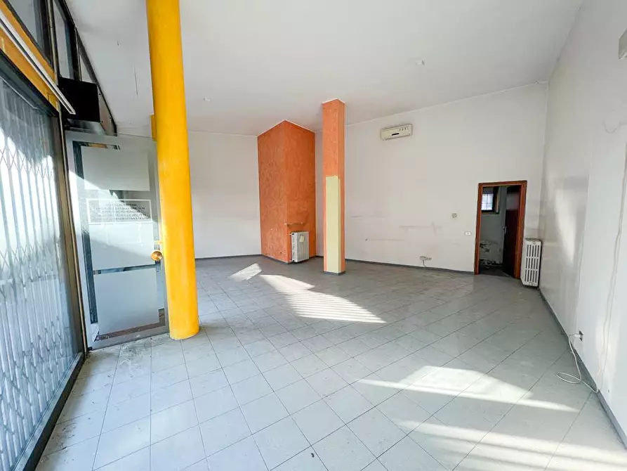 Immagine 9 di Negozio in vendita  in via Largo Diaz a Pontoglio