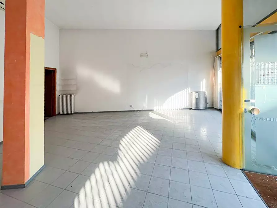 Immagine 13 di Negozio in vendita  in via Largo Diaz a Pontoglio