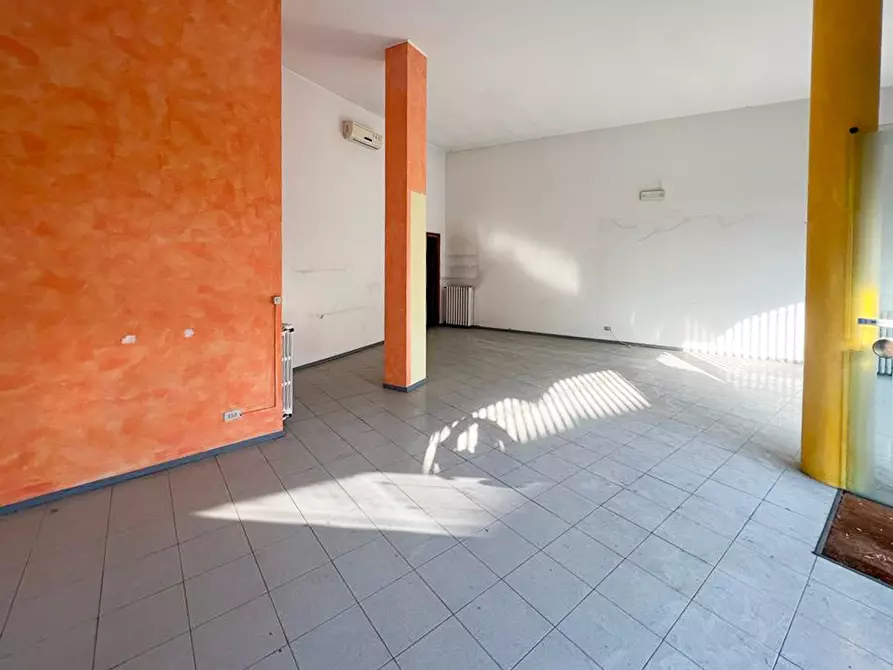 Immagine 18 di Negozio in vendita  in via Largo Diaz a Pontoglio