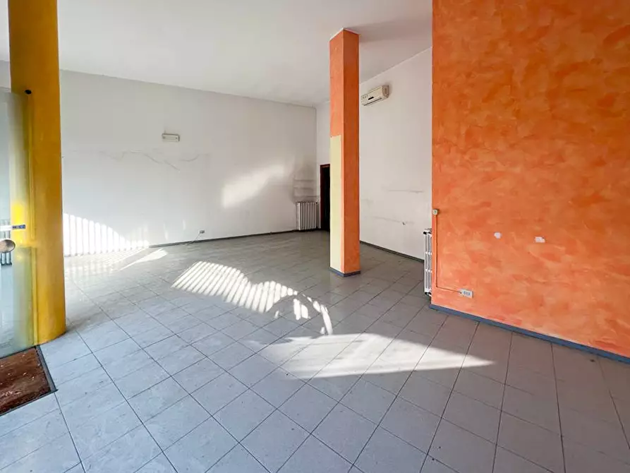 Immagine 20 di Negozio in vendita  in via Largo Diaz a Pontoglio