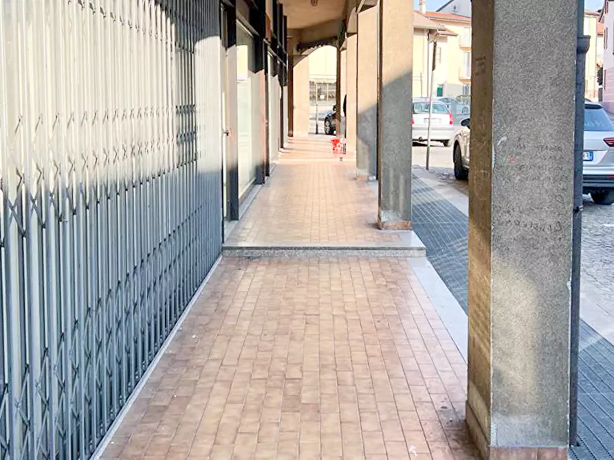 Immagine 16 di Negozio in vendita  in via Largo Diaz a Pontoglio