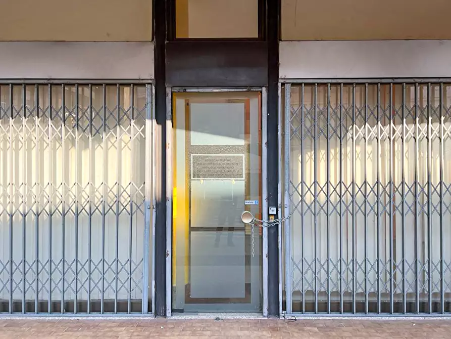 Immagine 21 di Negozio in vendita  in via Largo Diaz a Pontoglio