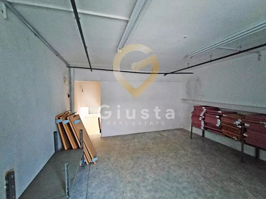 Immagine 9 di Locale commerciale in vendita  in Viale Aldo Moro a Brindisi