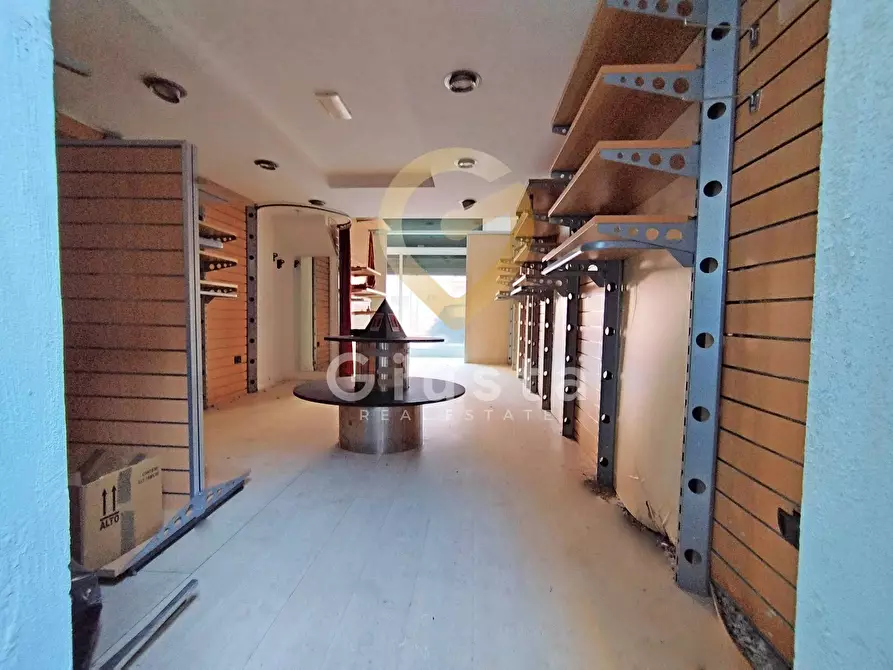 Immagine 3 di Locale commerciale in vendita  in Viale Aldo Moro a Brindisi