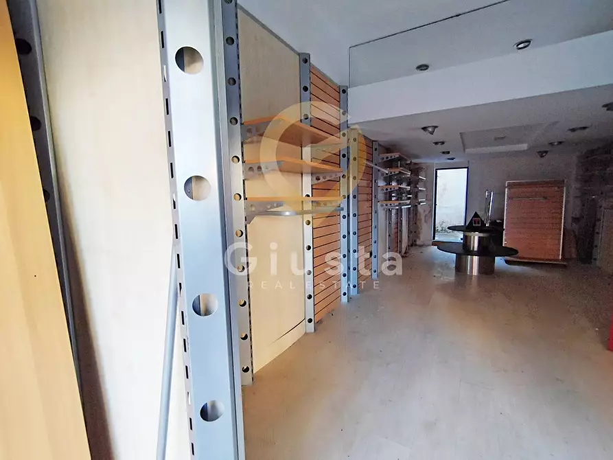 Immagine 5 di Locale commerciale in vendita  in Viale Aldo Moro a Brindisi