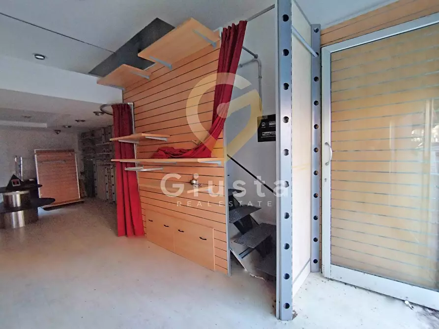 Immagine 6 di Locale commerciale in vendita  in Viale Aldo Moro a Brindisi