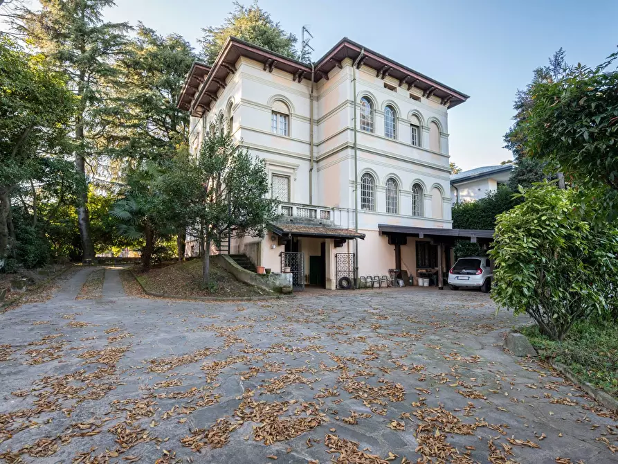 Immagine 1 di Villa in vendita  in viale aguggiari a Varese