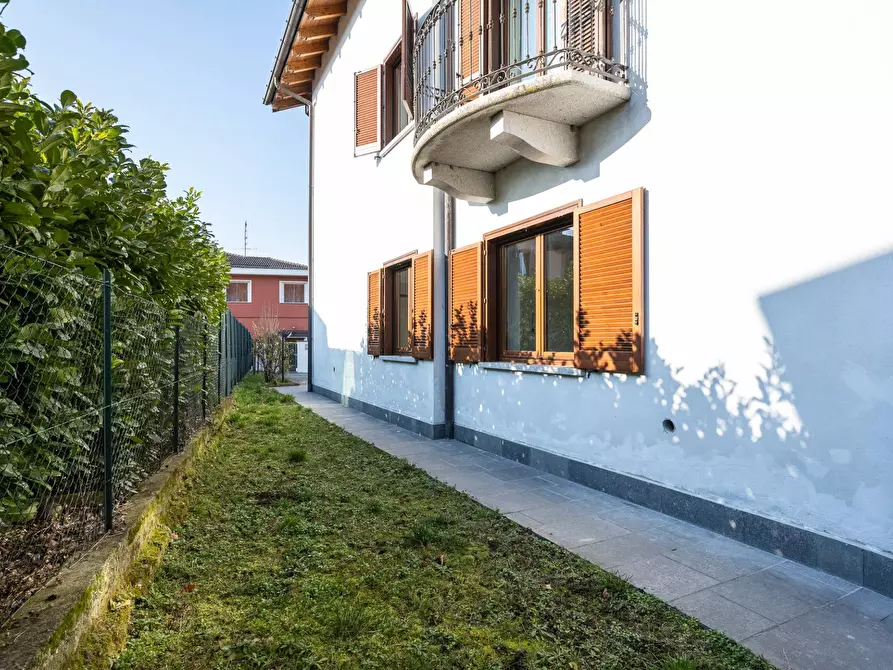 Immagine 25 di Villa in vendita  in via fontanone a Gavirate