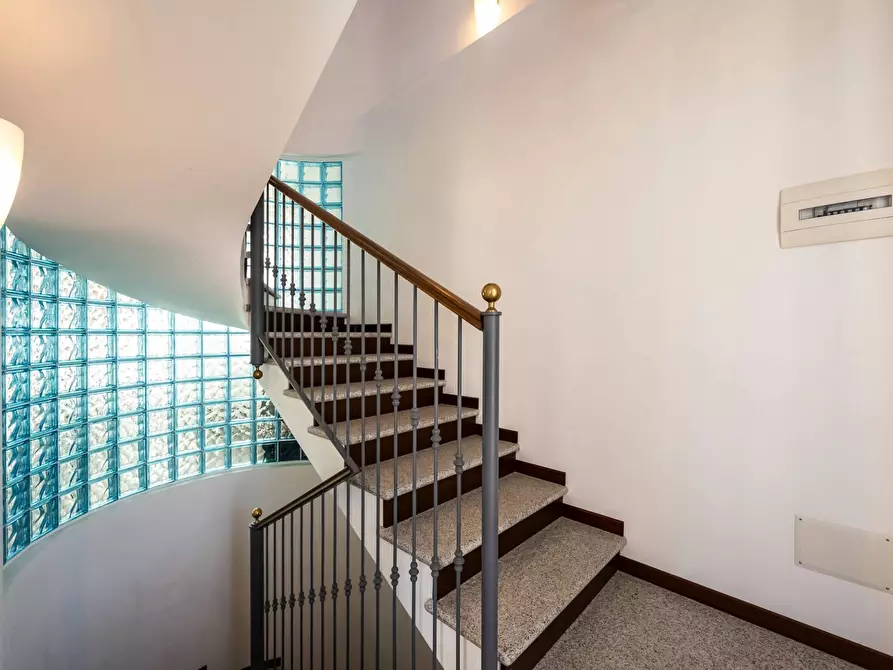 Immagine 27 di Villa in vendita  in via fontanone a Gavirate