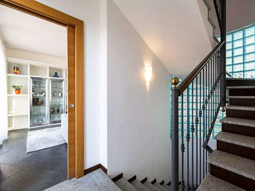 Immagine 28 di Villa in vendita  in via fontanone a Gavirate