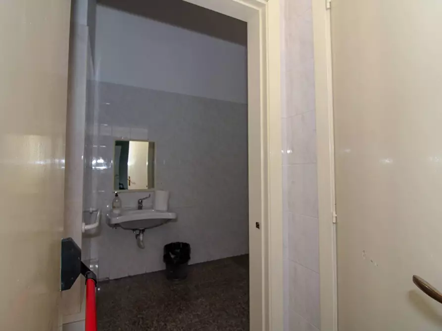 Immagine 22 di Locale commerciale in vendita  in Via Nazario Sauro a Teramo