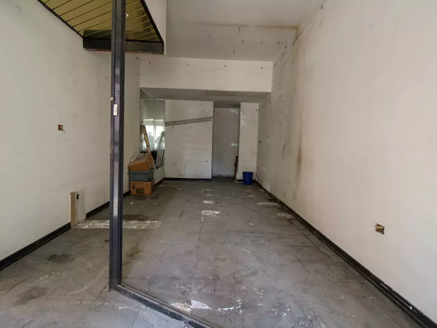 Immagine 5 di Locale commerciale in vendita  in via Stazio a Teramo