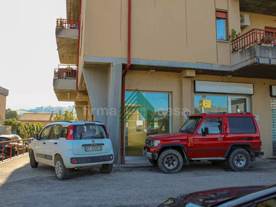 Immagine 1 di Locale commerciale in affitto  in via Cristoforo Colombo a Teramo