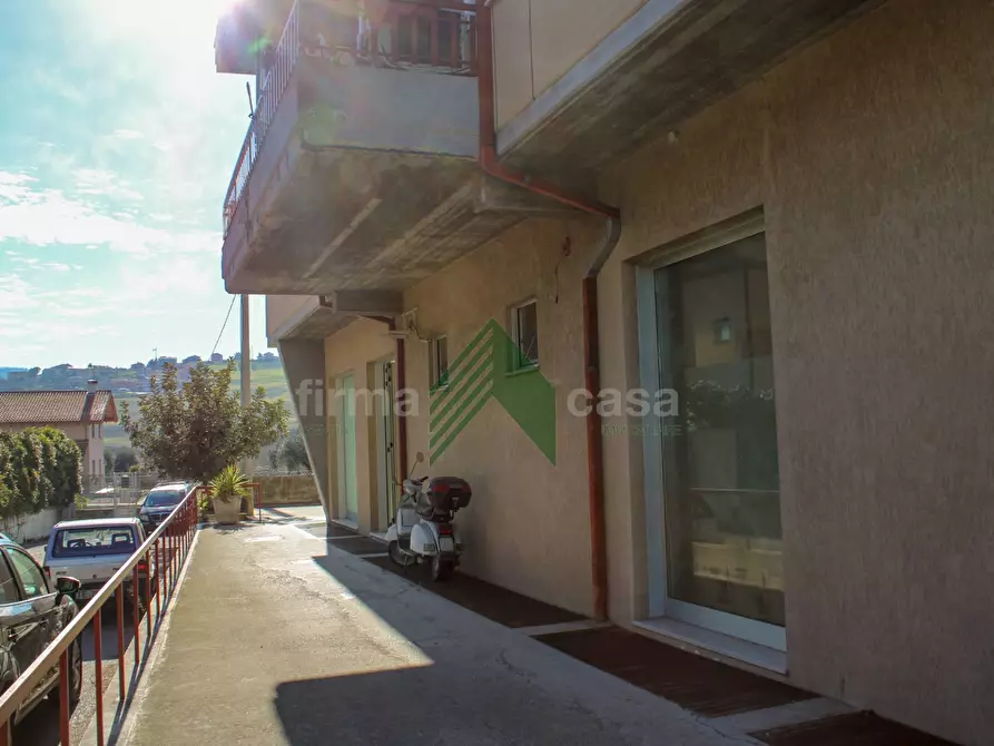 Immagine 2 di Locale commerciale in affitto  in via Cristoforo Colombo a Teramo