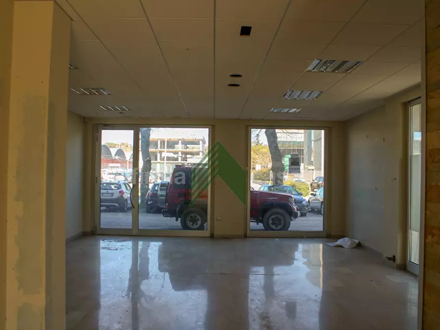 Immagine 5 di Locale commerciale in affitto  in via Cristoforo Colombo a Teramo