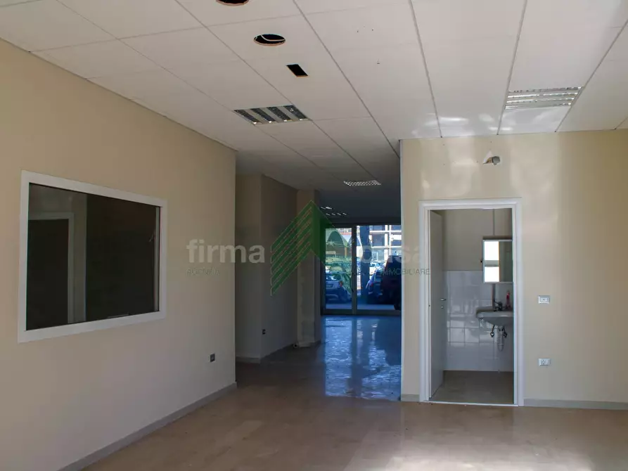 Immagine 9 di Locale commerciale in affitto  in via Cristoforo Colombo a Teramo