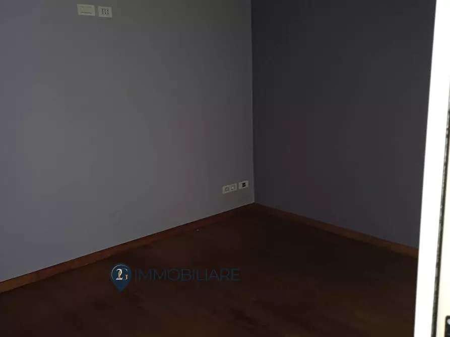 Immagine 11 di Locale commerciale in vendita  in Via Sobborgo Emiliano a Sarzana