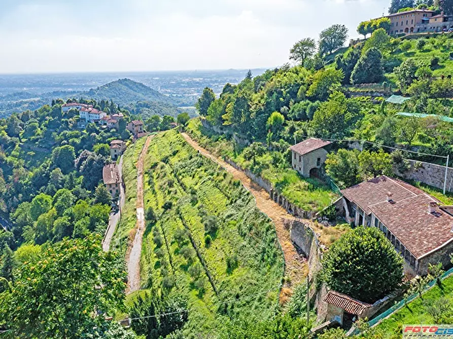 Immagine 1 di Villa in vendita  a Bergamo