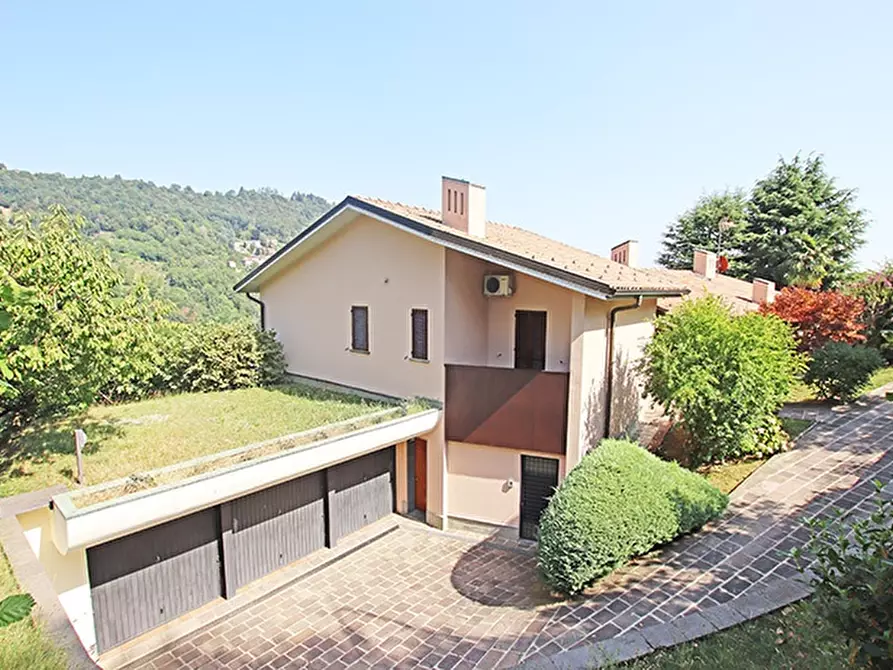 Immagine 1 di Villa in vendita  a Alzano Lombardo