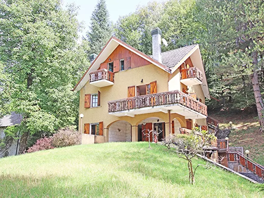 Immagine 1 di Villa in vendita  a Vedeseta