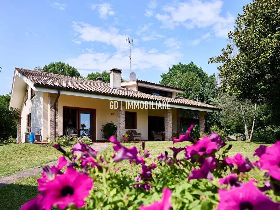 Immagine 1 di Villa in vendita  in VIA 18 GIUGNO a Montebelluna