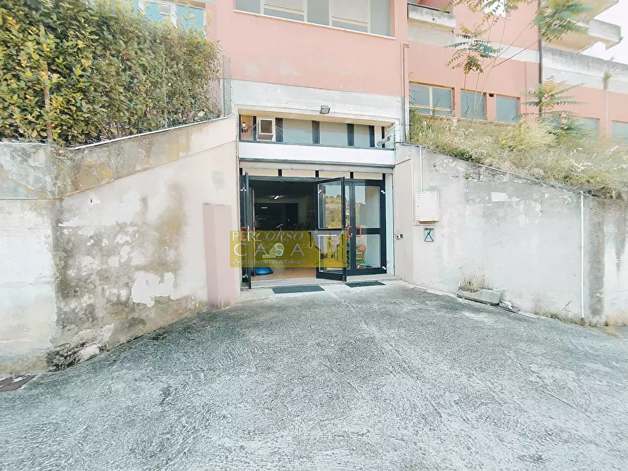 Immagine 19 di Locale commerciale in vendita  in Viale Giovanni Bovio a Teramo