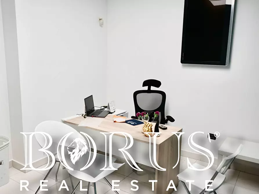 Immagine 10 di Ufficio in affitto  a Trentola Ducenta