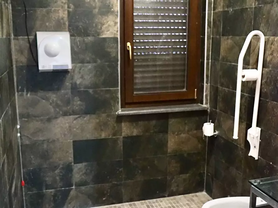 Immagine 15 di Ufficio in affitto  a Trentola Ducenta