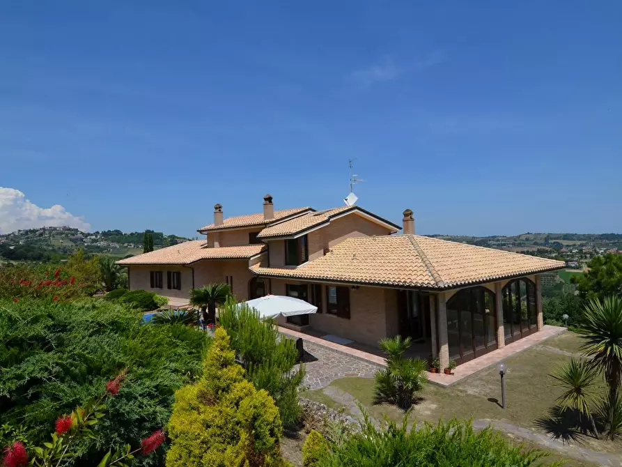 Immagine 1 di Villa in vendita  a Acquaviva Picena
