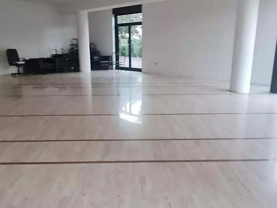 Immagine 2 di Locale commerciale in vendita  a San Benedetto Del Tronto