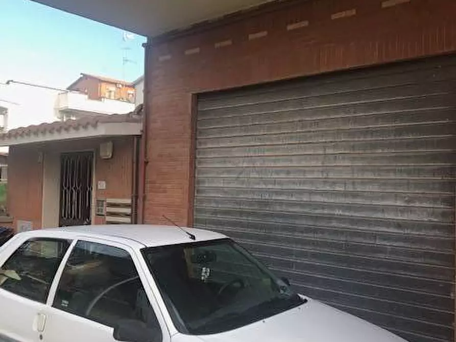 Immagine 2 di Locale commerciale in vendita  in Mauro Fasiani a Roma
