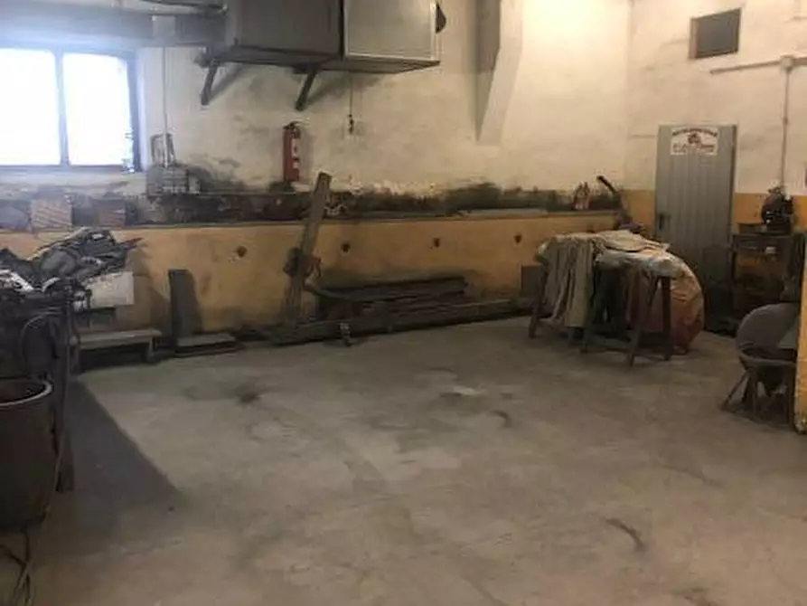 Immagine 5 di Locale commerciale in vendita  in Mauro Fasiani a Roma