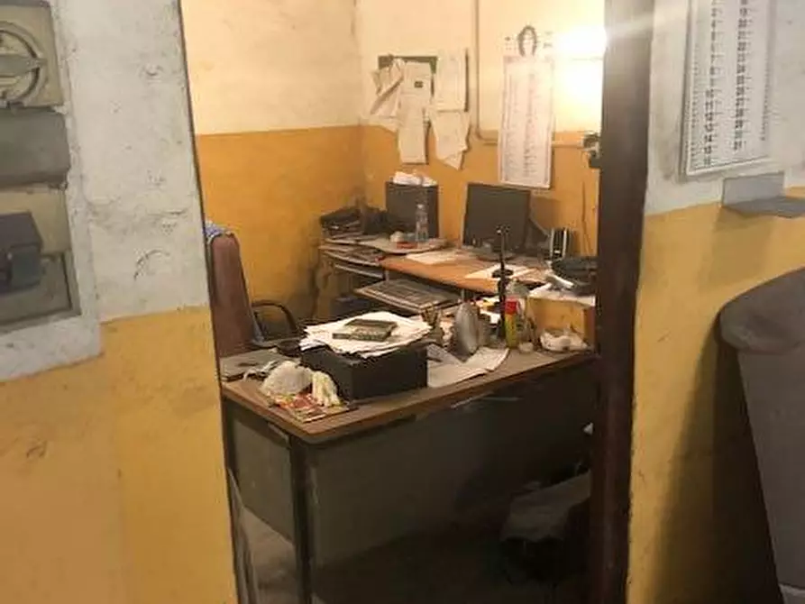 Immagine 7 di Locale commerciale in vendita  in Mauro Fasiani a Roma