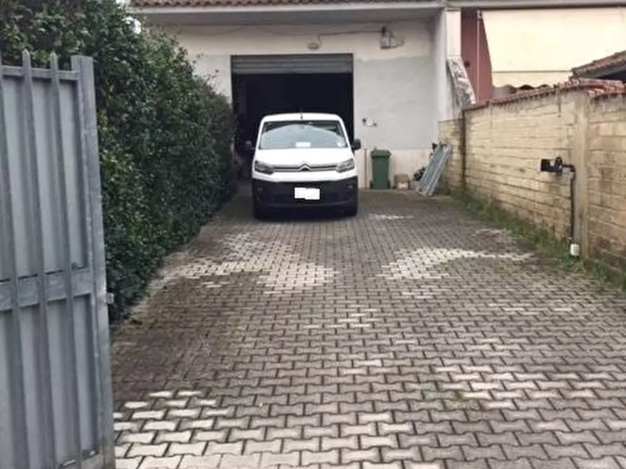 Immagine 2 di Locale commerciale in vendita  in Gioele Solari a Roma