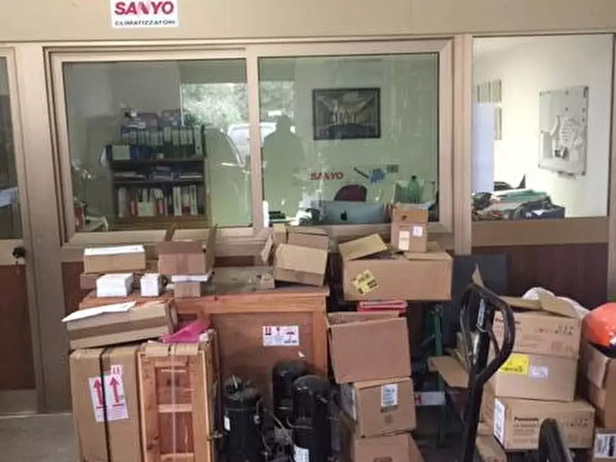 Immagine 4 di Locale commerciale in vendita  in Gioele Solari a Roma