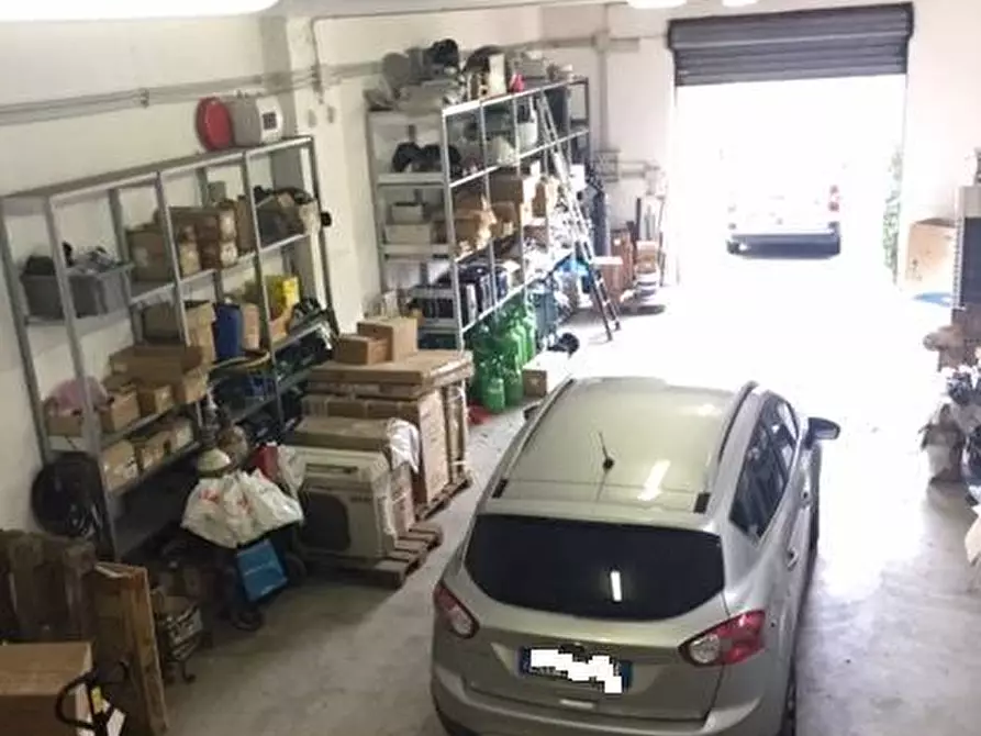 Immagine 12 di Locale commerciale in vendita  in Gioele Solari a Roma