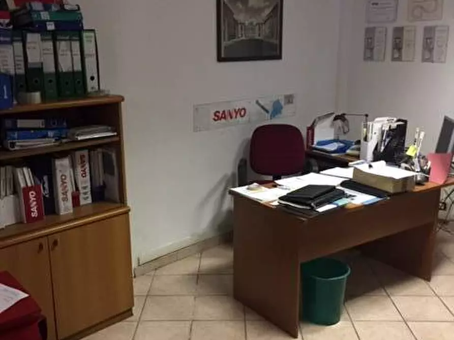 Immagine 15 di Locale commerciale in vendita  in Gioele Solari a Roma