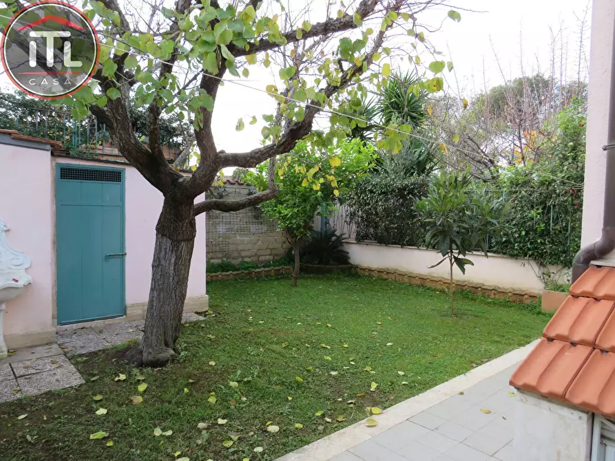 Immagine 7 di Villa in vendita  in Via Diano D'alba a Roma