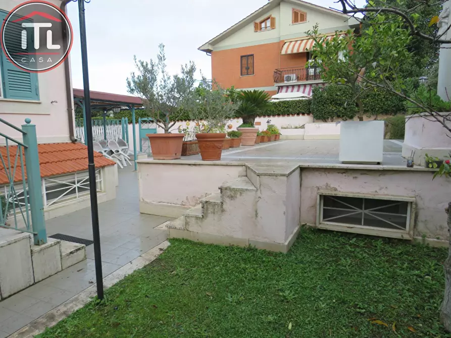 Immagine 16 di Villa in vendita  in Via Diano D'alba a Roma