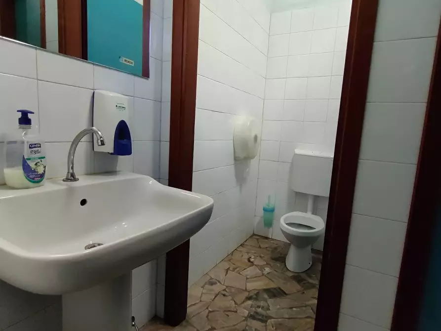 Immagine 11 di Negozio in vendita  in Via Sanzio a Ponte San Pietro
