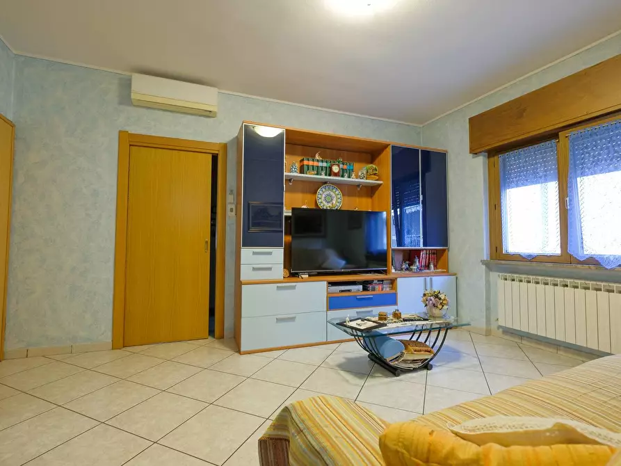 Immagine 3 di Appartamento in vendita  in via Leone Colombi a Curno