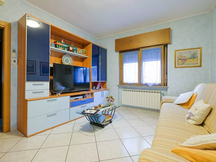 Immagine 4 di Appartamento in vendita  in via Leone Colombi a Curno