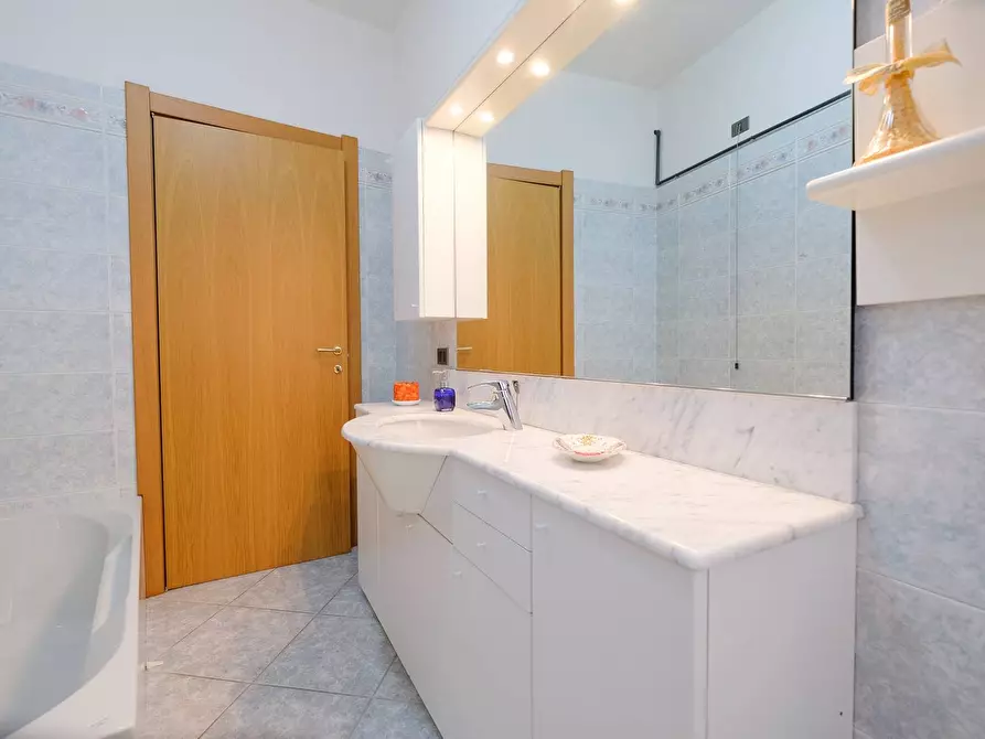 Immagine 16 di Appartamento in vendita  in via Leone Colombi a Curno