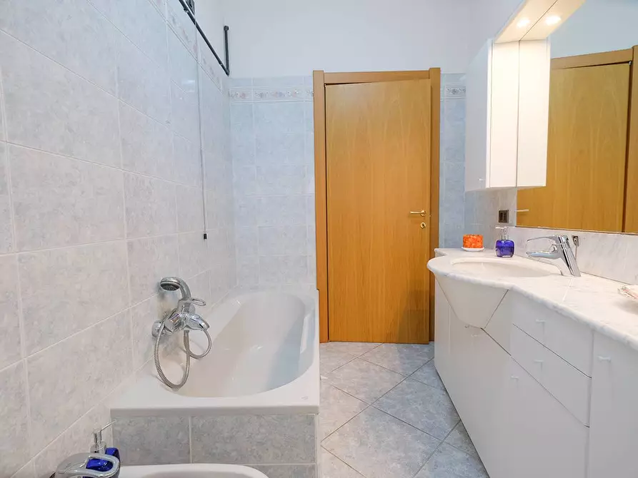 Immagine 17 di Appartamento in vendita  in via Leone Colombi a Curno