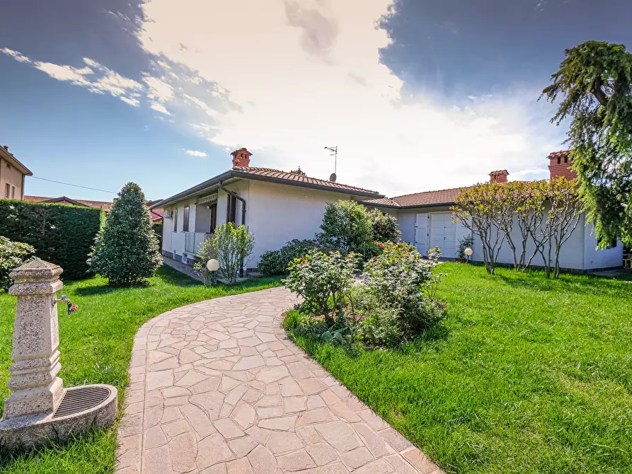 Immagine 1 di Villa in vendita  in via carducci a Brembate Di Sopra