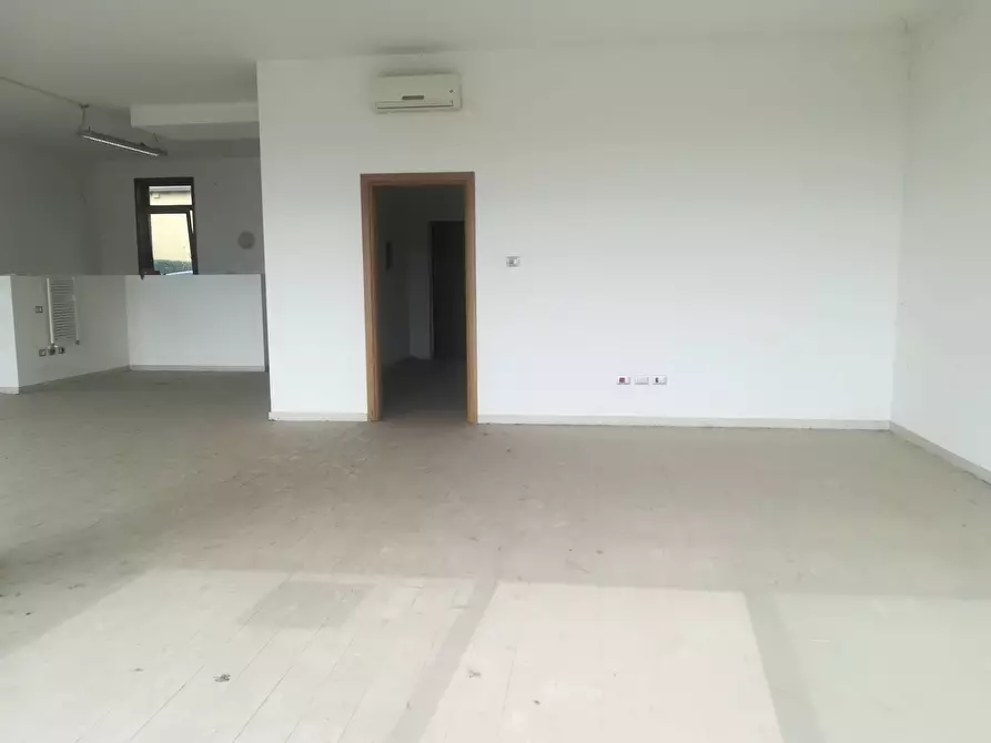 Immagine 2 di Negozio in vendita  in VIA MATTEOTTI a Roncello