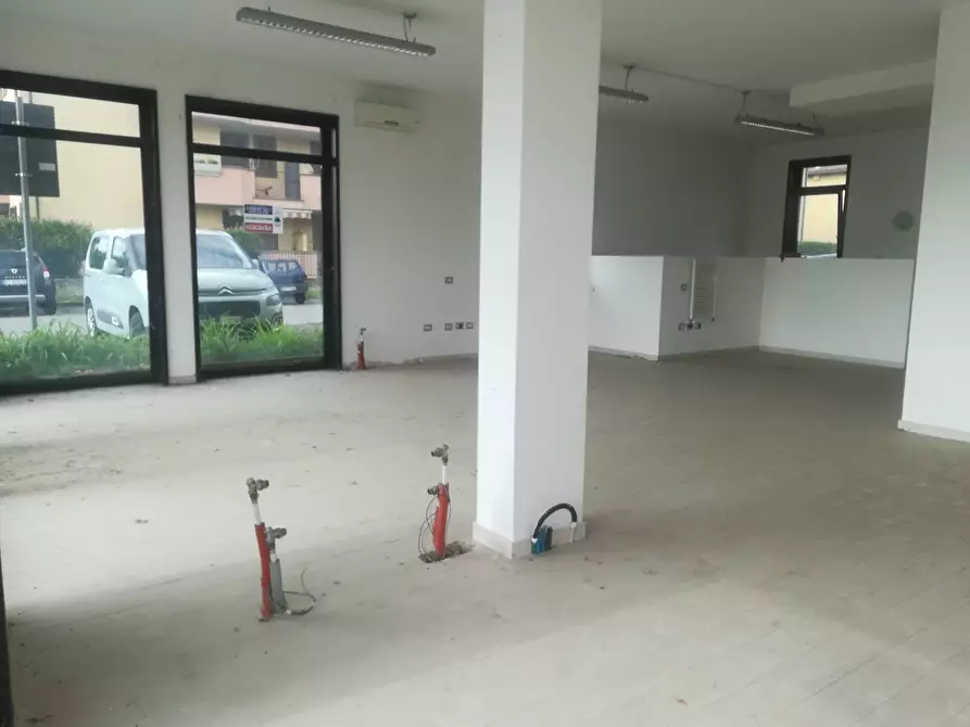 Immagine 3 di Negozio in vendita  in VIA MATTEOTTI a Roncello