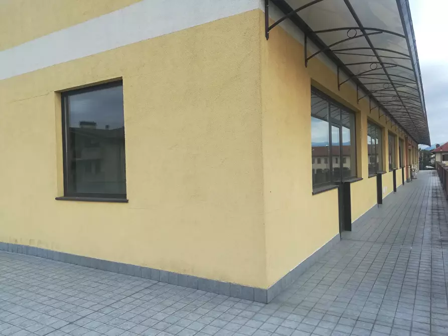 Immagine 2 di Locale commerciale in vendita  in via matteotti a Roncello