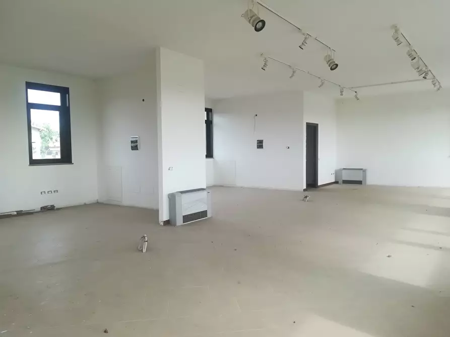 Immagine 5 di Locale commerciale in vendita  in via matteotti a Roncello