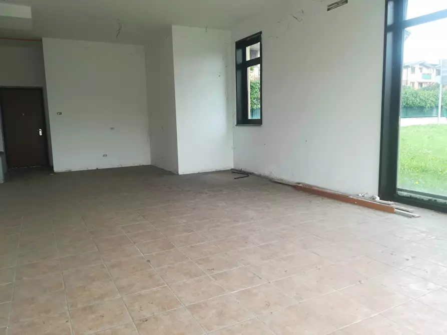 Immagine 4 di Negozio in vendita  in Matteotti a Roncello